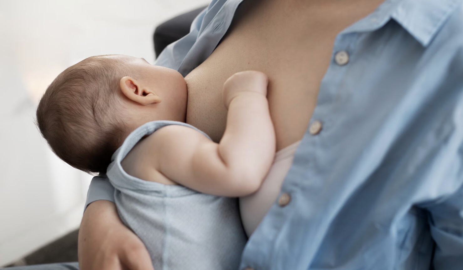 The silent pressures when mother is at work while breastfeeding. Photo: Thuy Duong