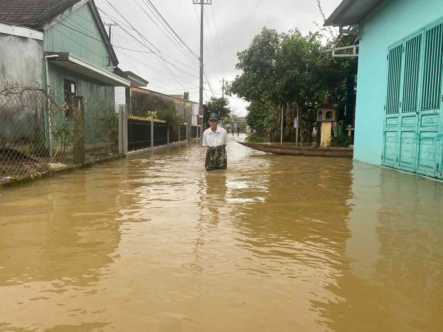 On the morning of November 18, many places in Hue City were still deeply flooded due to heavy rain. Photo: Sy Nhat.