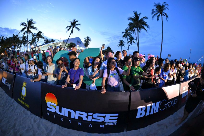 관중들이 BIM 그룹 IRONMAN 70.3 푸 주간 2025에서 수영 종목으로 출발하는 선수들을 응원하고 있습니다. 사진: BIM