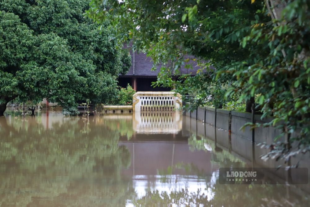 Duong vao khu dan cu van ngap sau du nuoc da rut dang ke.