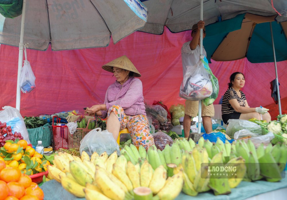 “Tu khi nuoc lu dang cao, chung toi da dua hang len day ban de co the giup moi nguoi co cho de mua luong thuc, an uong qua dot lu” - ba Tran Thi Lai, mot tieu thuong chia se.