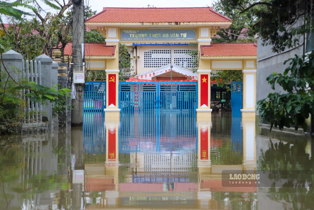 Truong hoc tai phuong Huong Tra bi nuoc lu bao vay tu ngay 17.11 den nay.
