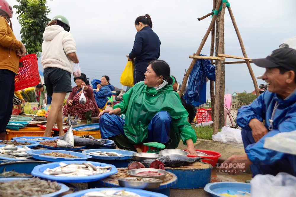 Cac tieu thuong cho biet, du da lap cho tam nhung nhieu ho khong the di chuyen ra de mua dan den viec e am. 