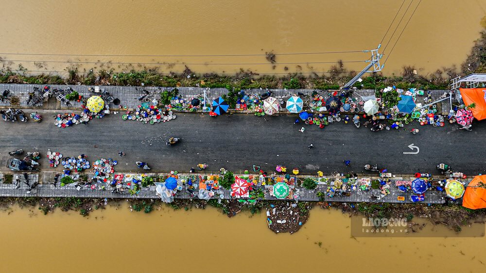 De phuc vu nhu cau du tru luong thuc cua ba con, cac tieu thuong cho Van Xa da di chuyen hang hoa, thuc pham len khu vuc duong Tran Thi Soan de bay ban tu hom qua den hom nay.