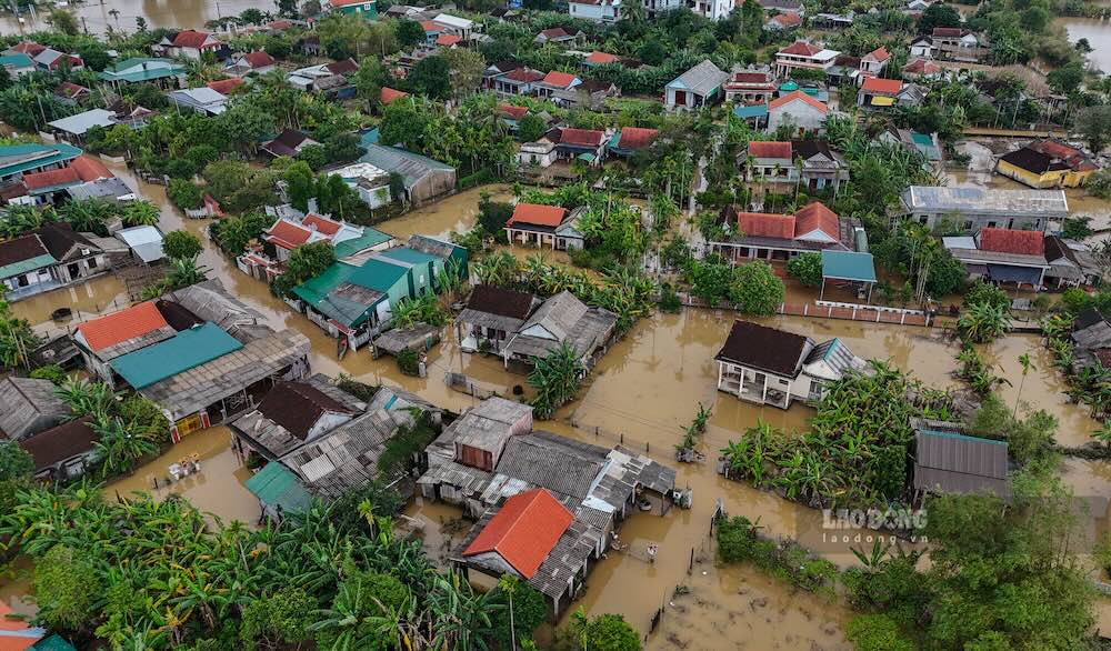 Theo nguoi dan dia phuong, nuoc lu da nhan chim khu cho Van Xa, muc nuoc cao hon 1m. Do do, nguoi dan khong the tiep can de mua luong thuc trong lu. 