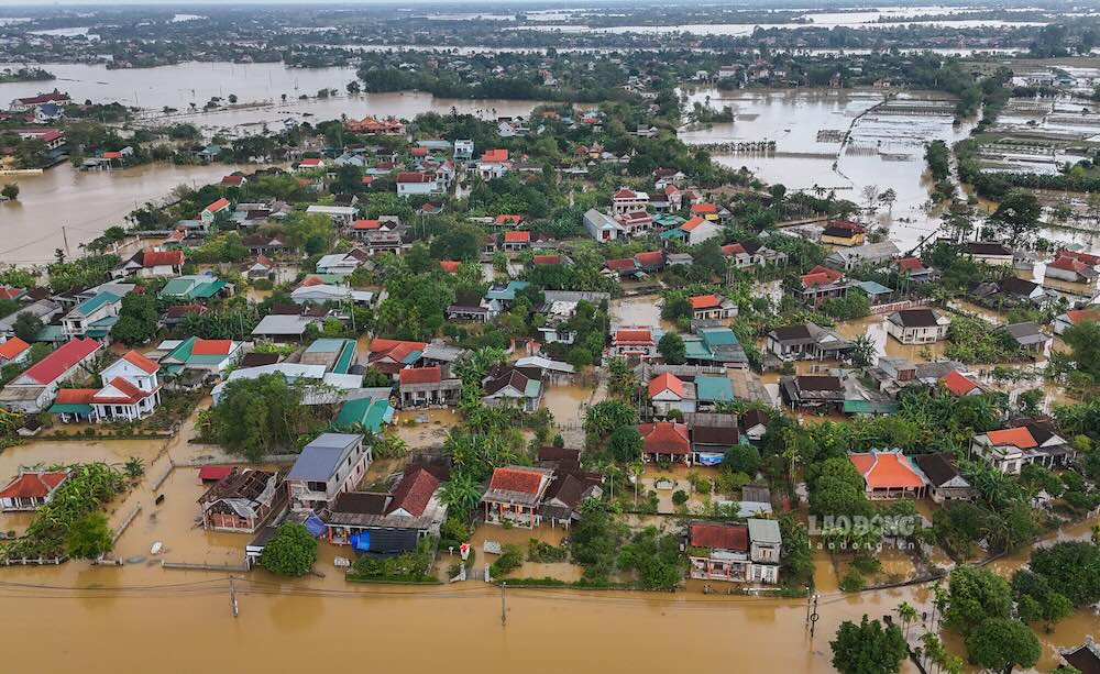 Ghi nhan cua PV Bao Lao Dong tai phuong Huong Tra (TP Hue) sang 18.11, nuoc lu da co dau hieu rut nhung nhieu khu vuc van bi bao vay boi nuoc lon. 