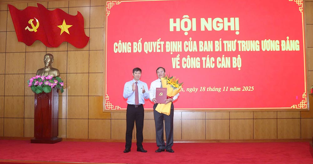 Mr. Le Van Han received the decision and congratulatory flowers at the announcement conference of the Tay Ninh Provincial Party Committee. Photo: Anh Tri