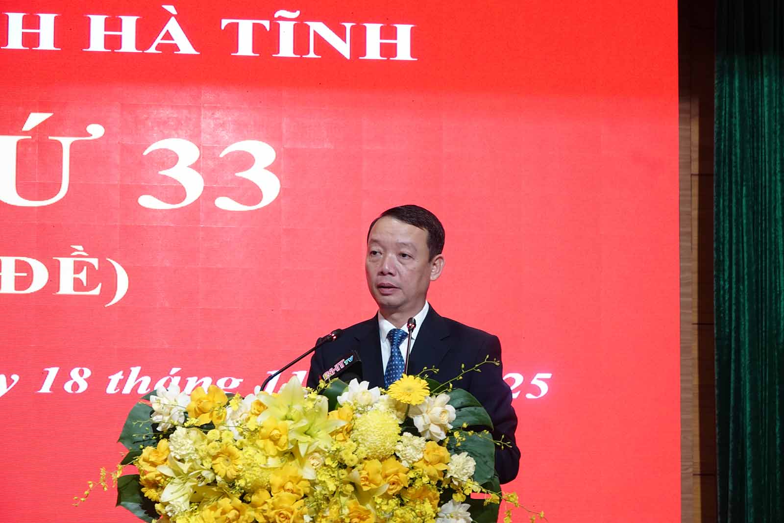 Mr. Phan Thien Dinh - Deputy Secretary of the Provincial Party Committee, Chairman of the People's Committee of Ha Tinh province gave a speech accepting the assignment. Photo: Tran Tuan.