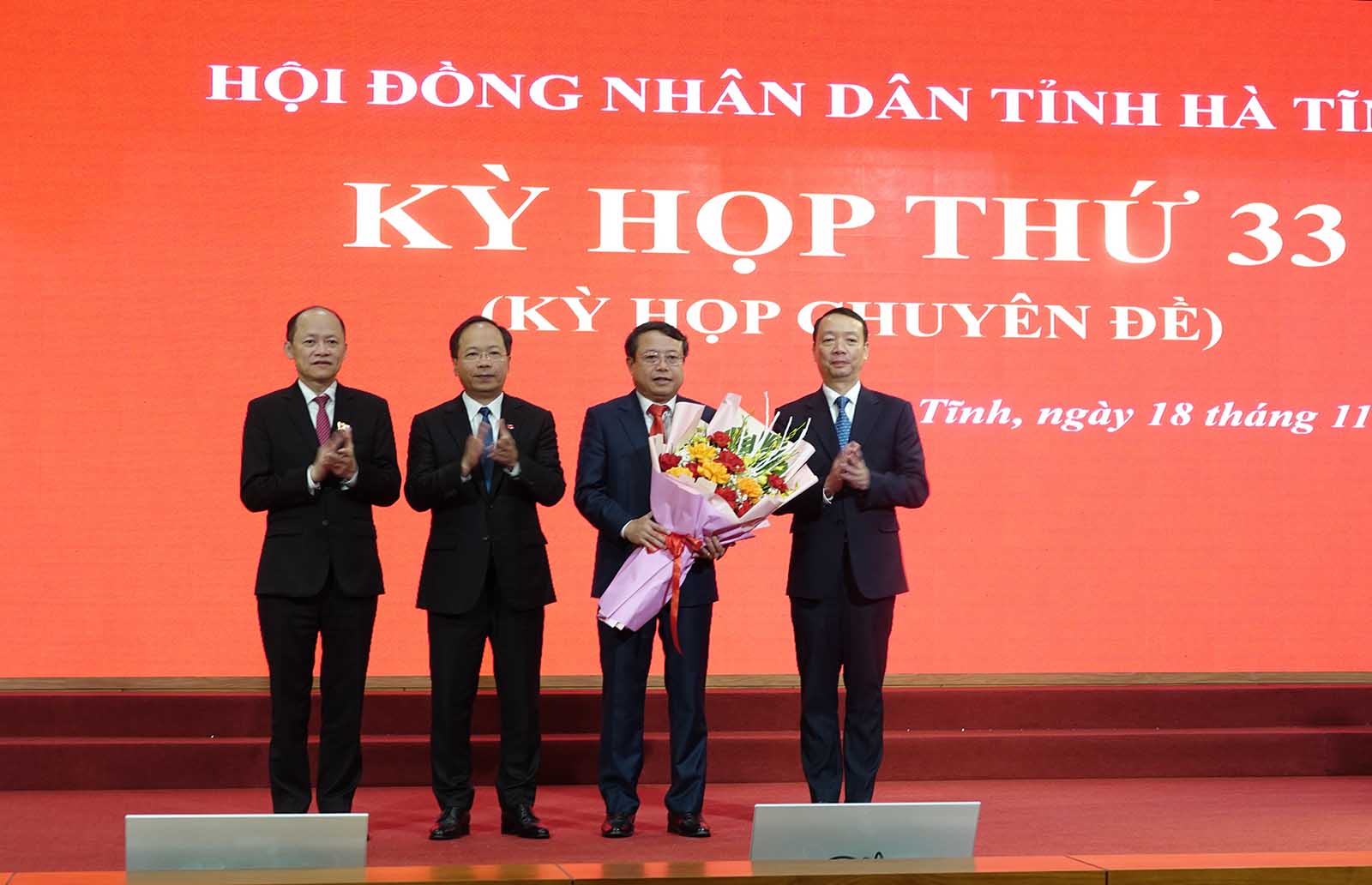 Lanh dao tinh Ha Tinh tang hoa chuc mung ong Duong Tat Thang duoc bau giu chuc Pho Chu tich HDND tinh Ha Tinh. Anh: Tran Tuan.