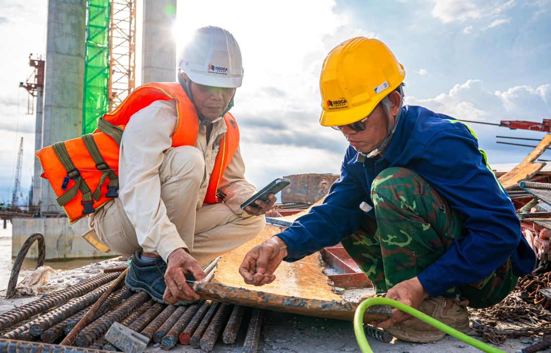 Ong Cao Ngoc Nam - Pho Tong giam doc Tap doan Deo Ca cho biet, tren cong truong huy dong hon 400 can bo, ky su, cong nhan, 150 may moc thiet bi, to chuc 30 mui thi cong dong loat.