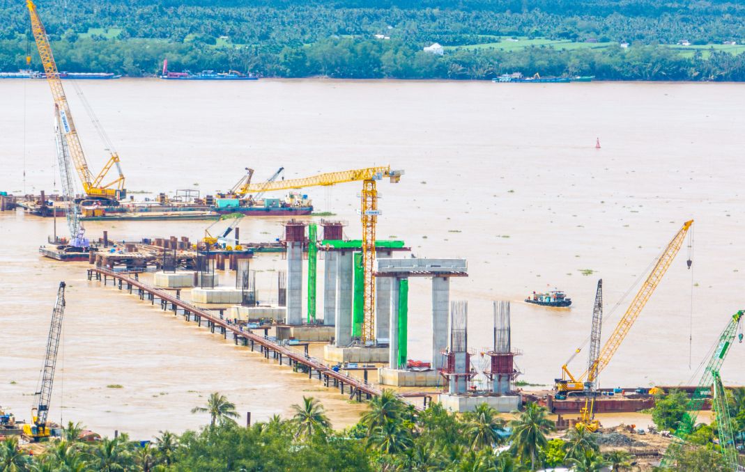 Theo Ban Quan ly du an 85, phan duong hai dau cau da hoan thanh bac tham, coc xi mang dat va dang thi cong nen K95; cau Dai Ngai 1 dat khoang 34% khoi luong.