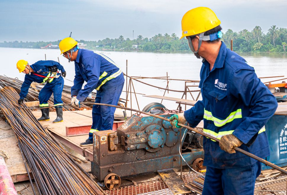 Mac du dang vao cao diem mua mua va nuoc trieu cuong dang cao, gay anh huong lon den cac hoat dong ngoai cong truong, nhung voi tinh than thi cong “vuot nang thang mua“, cac nha thau van duy tri nhip do lam viec khan truong, tang ca, tang kip, quyet tam hoan thanh tien do theo ke hoach.
