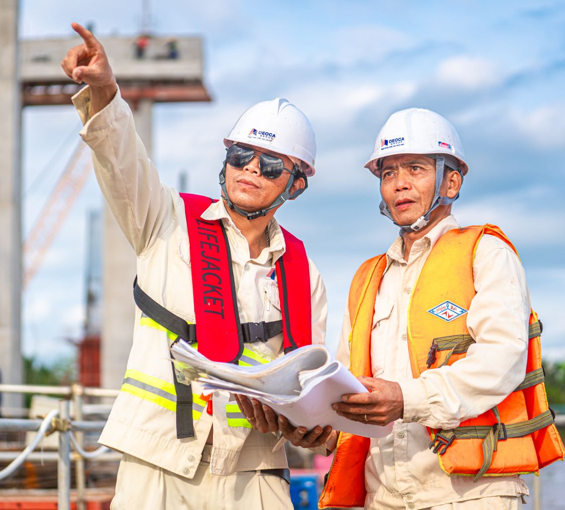 Goi thau do lien danh Tap doan Deo Ca dung dau dam nhan thi cong, voi thoi gian thuc hien 1.250 ngay va du kien hoan thanh vao thang 6/2028. Cau co hai tru thap chinh hinh chu A cao 110 m, tuong duong toa nha 35 tang. Nhip chinh dai 450 m – lon thu hai tai Viet Nam chi sau cau Can Tho (550 m) – dong thoi la cay cau day vang dau tien do don vi tu van trong nuoc truc tiep thiet ke va thuc hien.