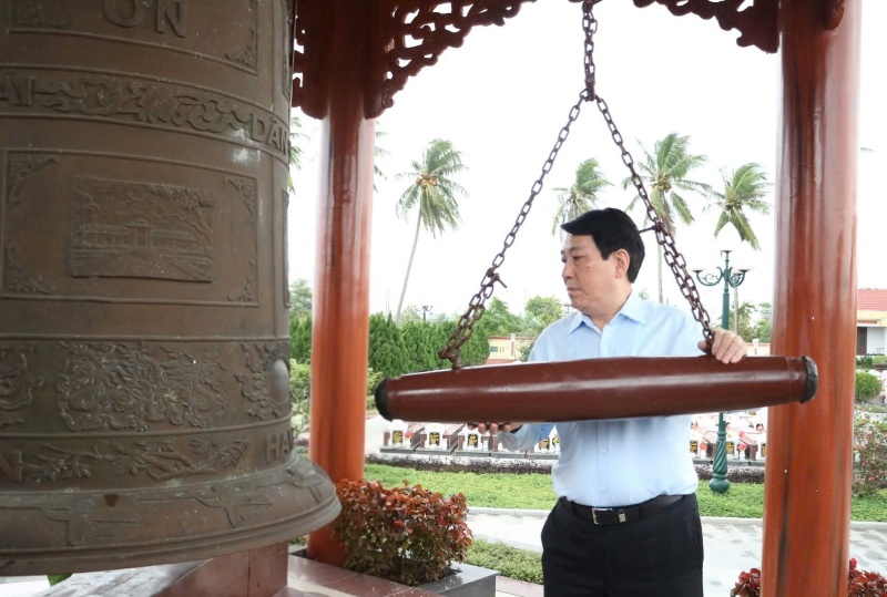 Chu tich nuoc Luong Cuong dang huong tai Nghia trang Liet si Dien Ban, TP.Da Nang. Anh: Tran Thi - Nguyen Hoang