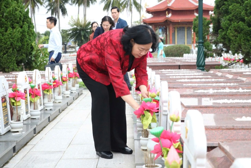 Lanh dao Nha nuoc, Quoc hoi va Chinh phu bay to long tri an sau sac truoc hy sinh cua the he cha anh da nga xuong vi doc lap, tu do cua To quoc. Anh: Tran Thi - Nguyen Hoang