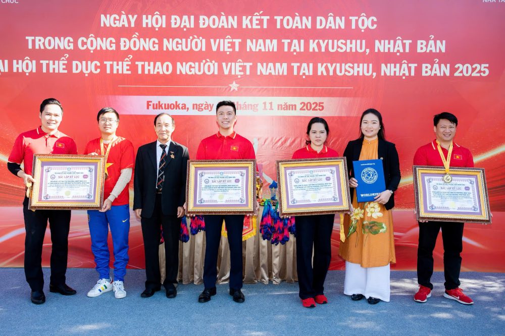 La Asociacion Central de Recordistas de Vietnam en representacion de la Organizacion Mundial de Records de Vietnamitas (VietWorld) entrega el Record Mundial de Vietnamitas para el 'Dia de la Gran Unidad Nacional en la Comunidad Vietnamita en el Extranjero en Kyushu Japon'. Foto: Phuong Tue