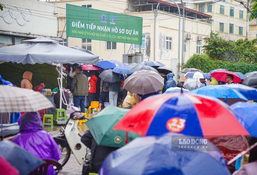 Nhieu nguoi trang bi day du o, ao mua, do an de san sang cho doi ca ngay. Anh: Tuan Anh