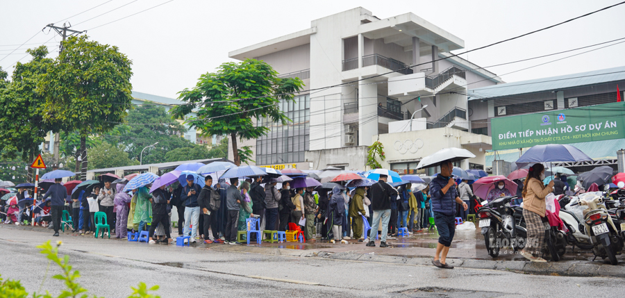 Nguoi dan xep hang dai gan 1km de nop ho so, keo dai tu cong truoc  Trung tam Van hoa - Thong tin va The thao xa Thien Loc den cuoi con ngo ben canh. Anh: Tuan Anh