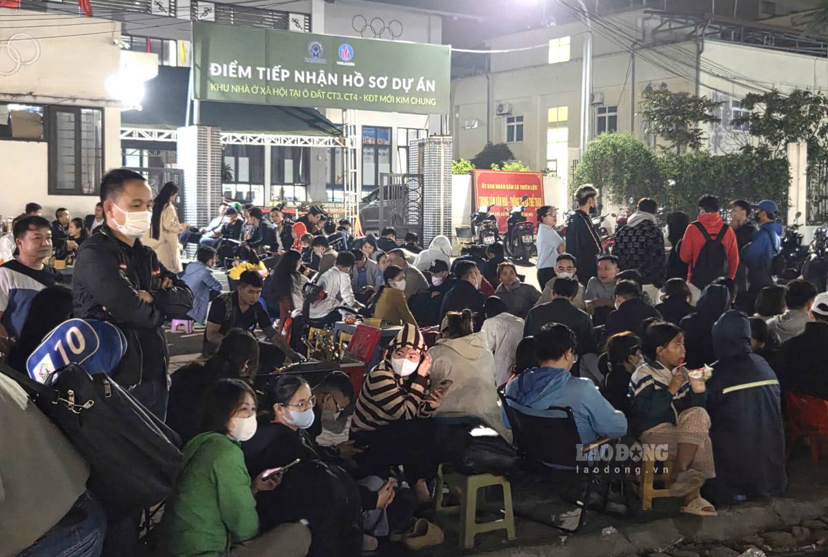 Ghi nhan toi ngay 17.11, hang tram nguoi dan da co mat tai diem nop ho so du an nha o xa hoi CT3 Kim Chung de giu cho, san sang cho xuyen dem de nop ho so. Anh: Nhu Ha