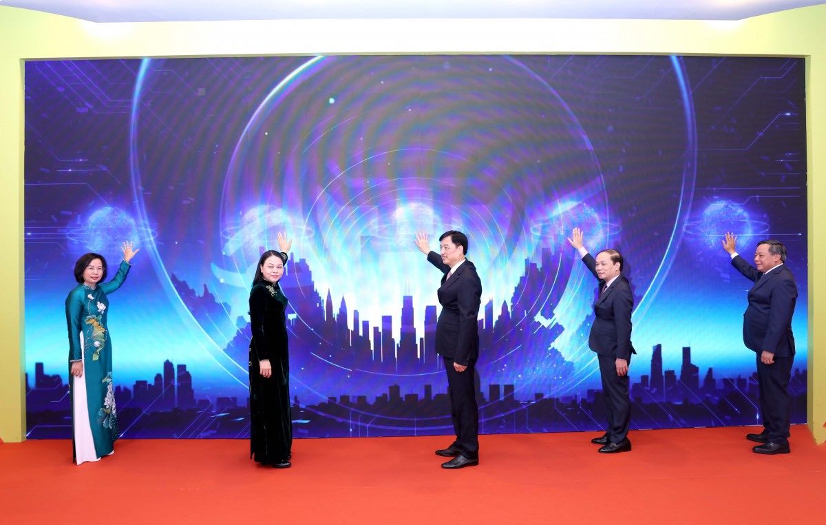 Los camaradas lideres centrales y de la ciudad de Hanoi presionan el boton para lanzar el software 'Mat tran so' en la aplicacion iHanoi. Foto: Mai Quy