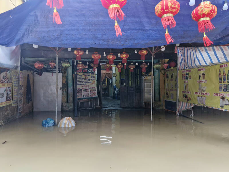 2025년 11월 17일 저녁 23 Tieu La 고택(호이안 다낭)의 홍수 수위 상승. 사진: Thu Giang