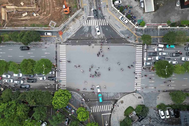 Camaras de IA de infraccion en frio en la calle Pham Van Bach. Foto: Huu Chanh