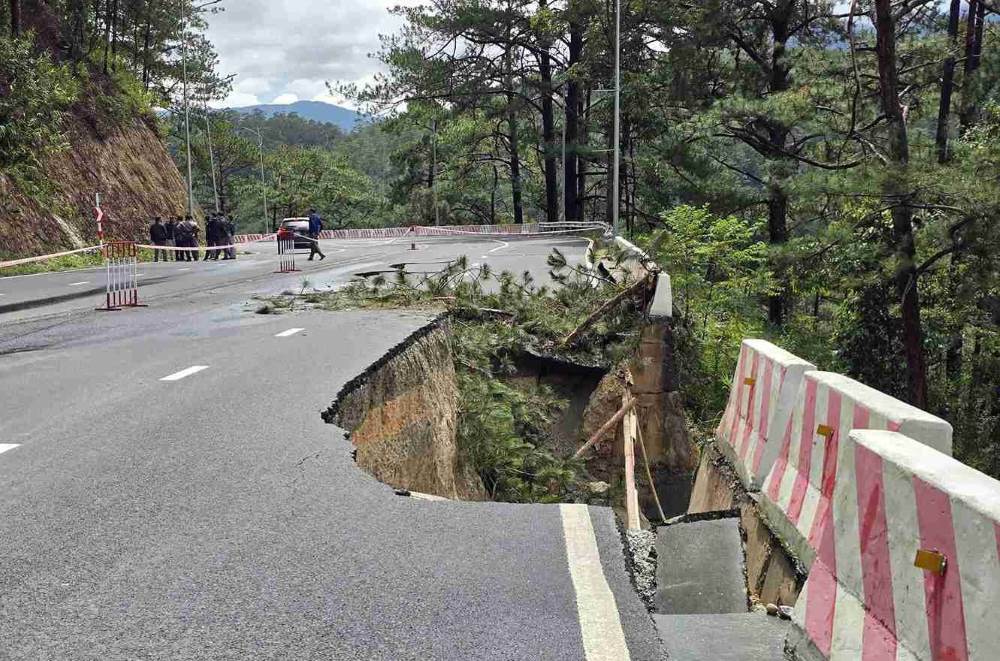 Sat lo tren deo Prenn khien cac phuong tien bi cam luu thong 2 chieu de dam bao an toan. Anh: Phuc Khanh