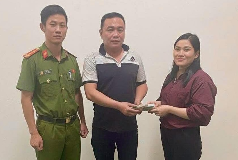 La Sra. Loan recogio el dinero y lo devolvio a la persona que lo perdio. Foto: Policia del barrio de Dong Hoi