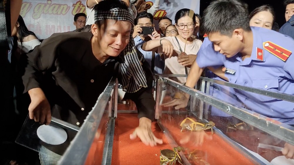 Bustling, humorous speed crab racing activities in Ca Mau