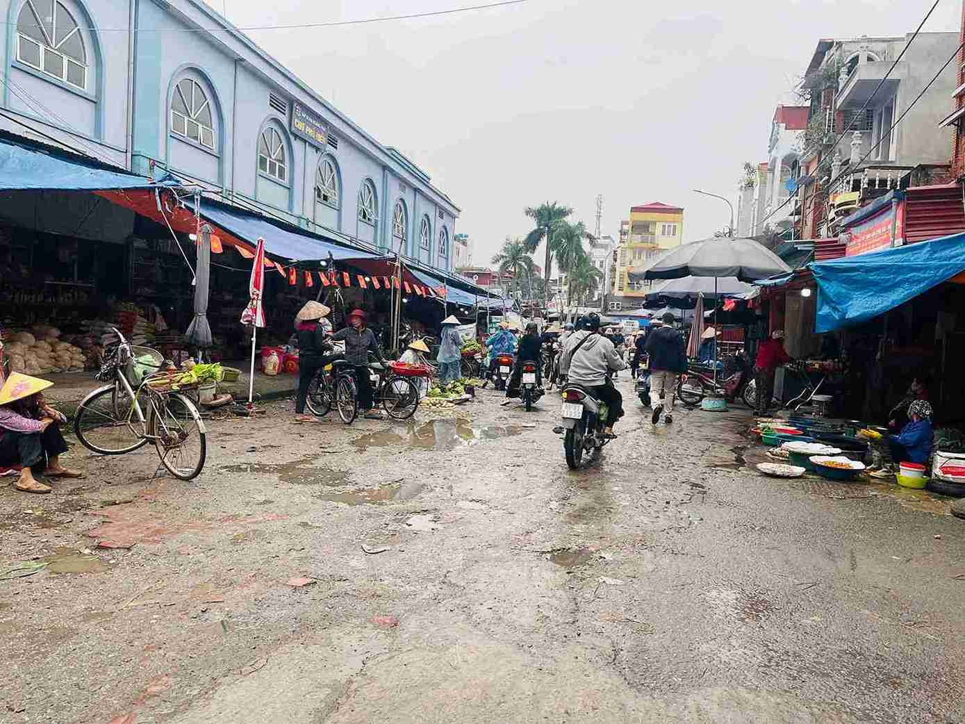 Đường trong chợ Phố Hiến gồ ghề, nhiều ổ gà, gây khó khăn cho người dân đi lại, hình ảnh ghi nhận sáng 18.11. Ảnh: Mai Hương