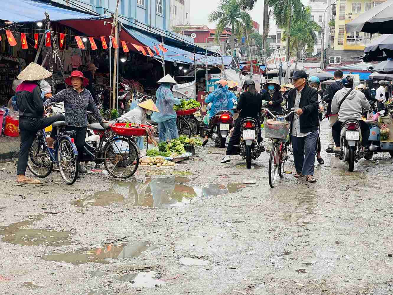Khu vực bán tôm cá, nước rửa hải sản ứ đọng trên đường, gây trơn trượt và mất vệ sinh. Ảnh: Mai Hương
