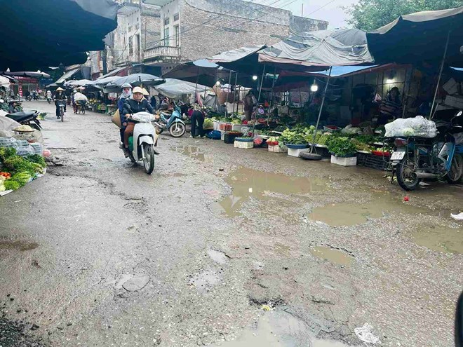 Đường trong chợ Phố Hiến, Hưng Yên hư hỏng, gồ ghề gây khó khăn cho người dân