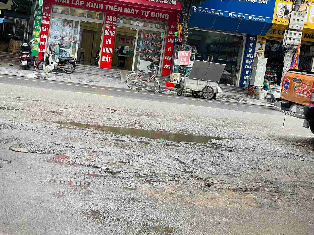 Đường nối trong chợ ra đường Điện Biên hư hỏng, gạch lộ ra và ổ gà chi chít.