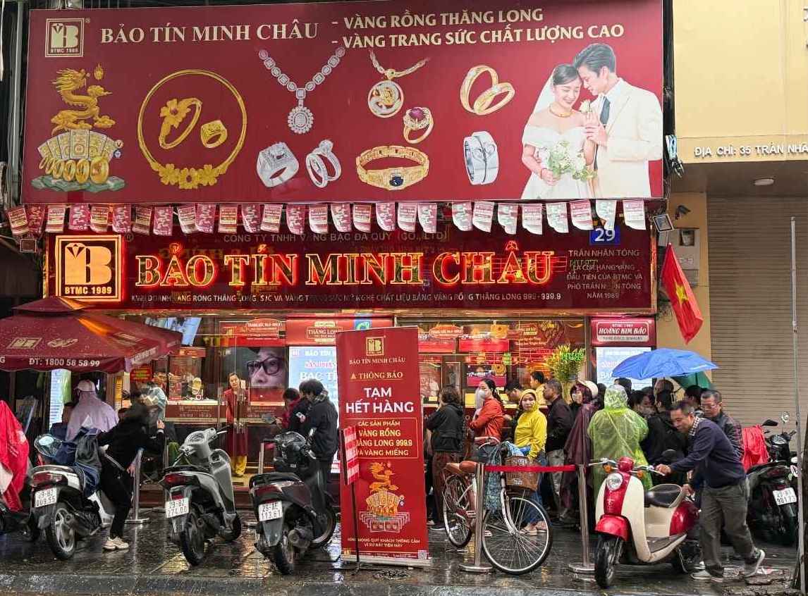 Du gia lien tuc bien dong, vang nhan van thu hut nhieu nguoi san mua. Anh: Phuong Anh 