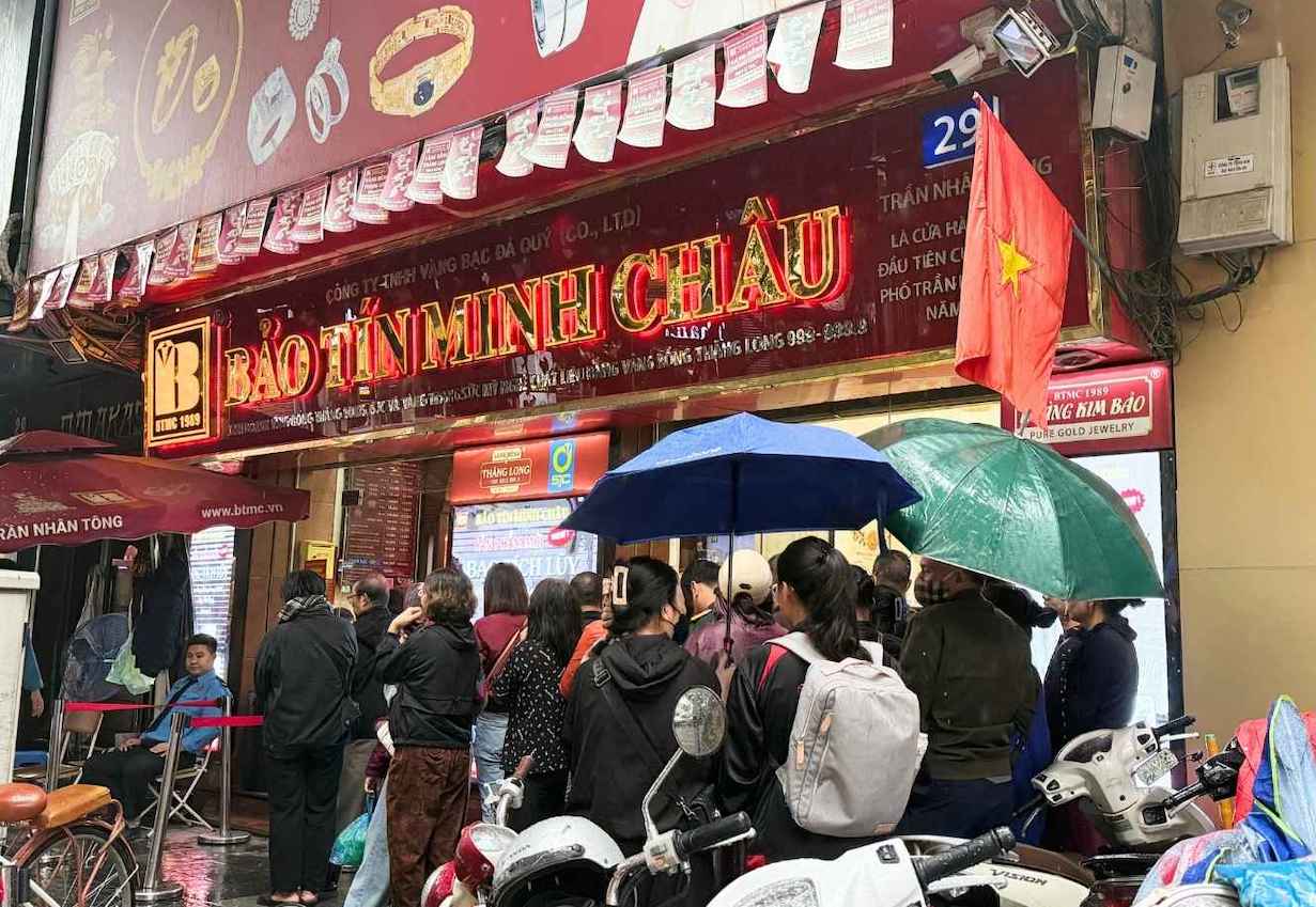 Sang 18.11, nhieu nguoi cho doi o mot cua hang vang bac da quy tai Ha Noi de mua vang nhan. Anh: Le Ha