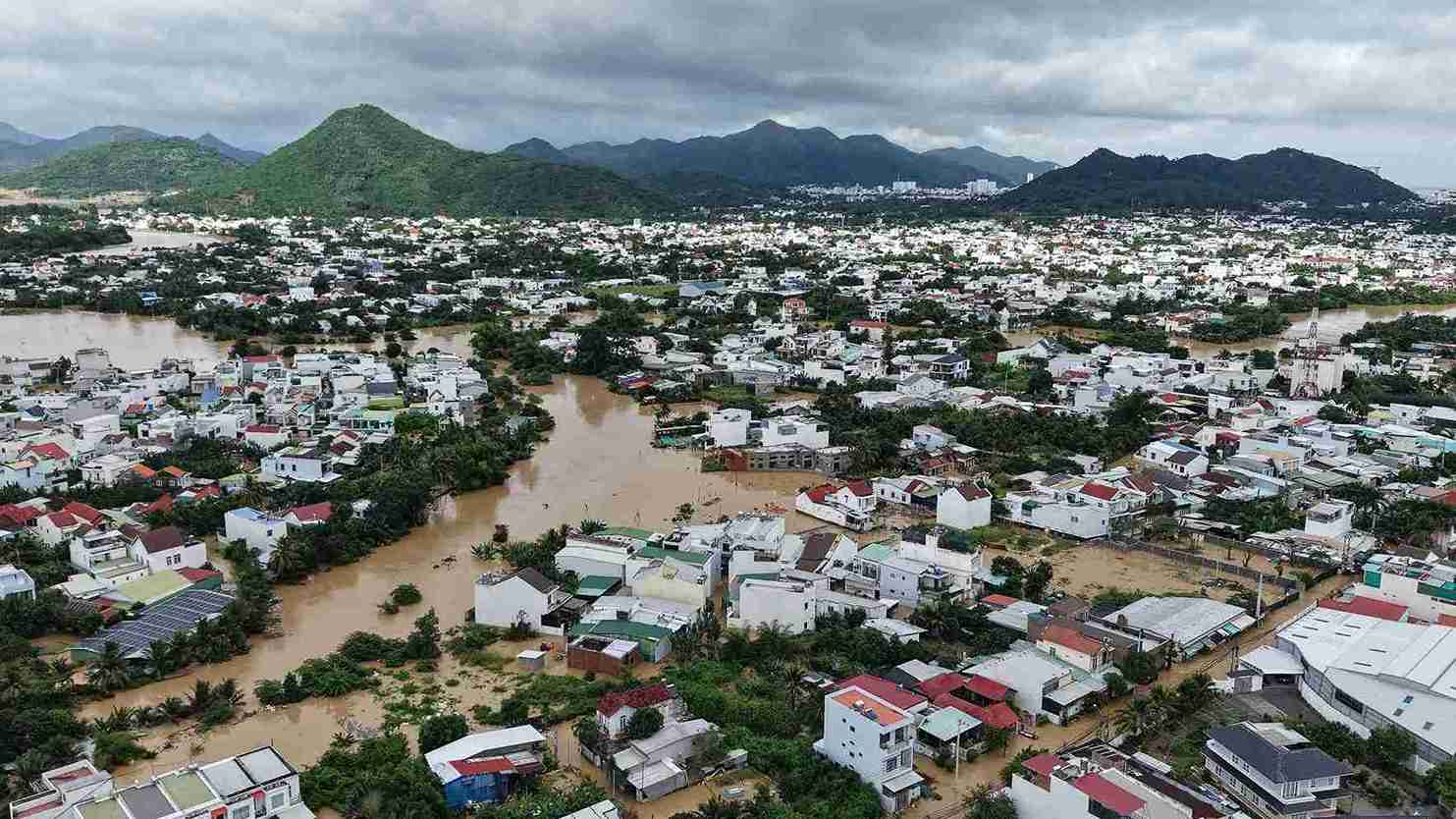 Nhieu khu vuc o Nha Trang bi ngap sau do mua bao. Anh: Huu Long