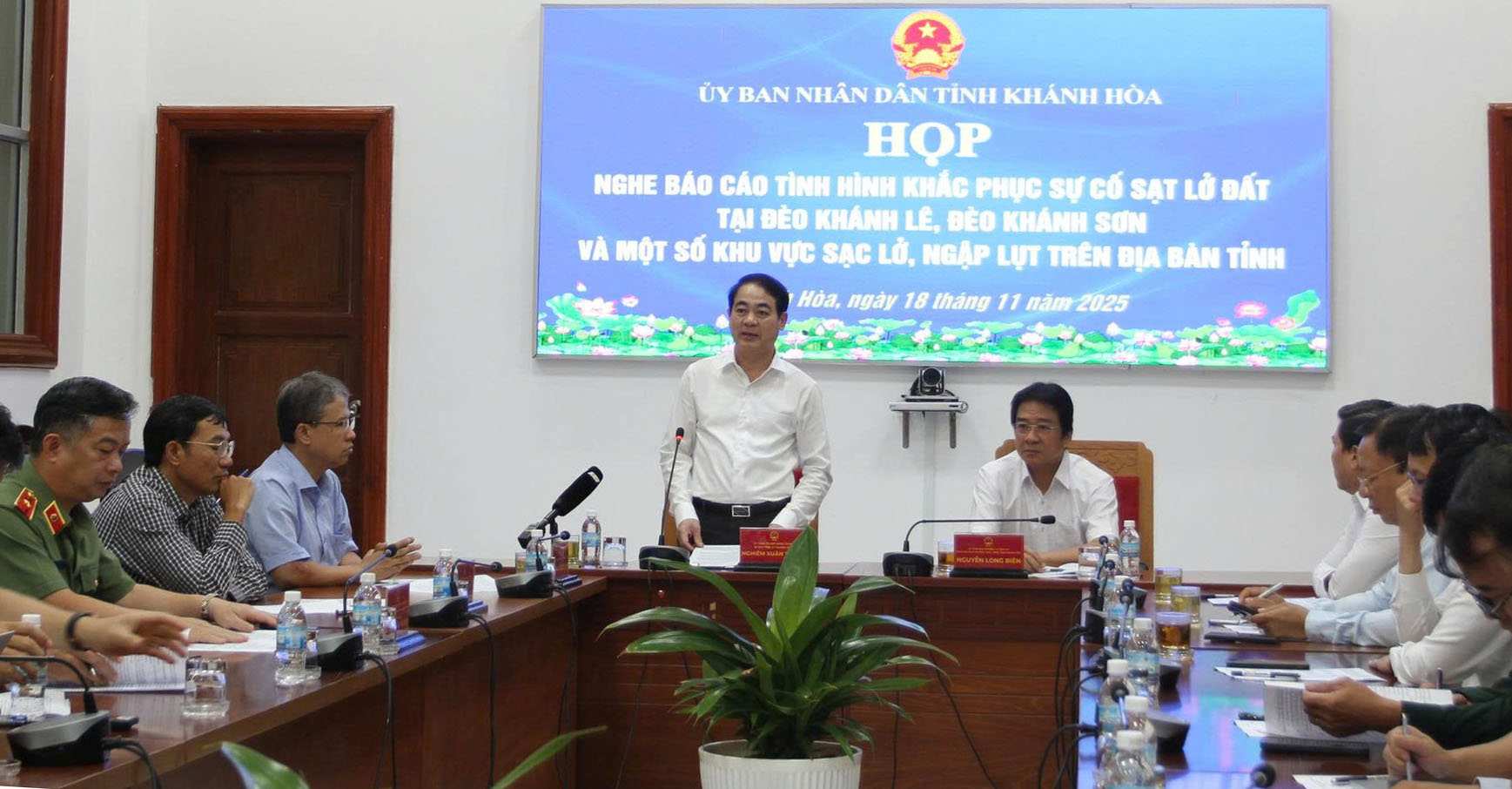 Bi thu Tinh uy Khanh Hoa Nghiem Xuan Thanh chi dao khac phuc hau qua do mua bao. Anh: Huu Long