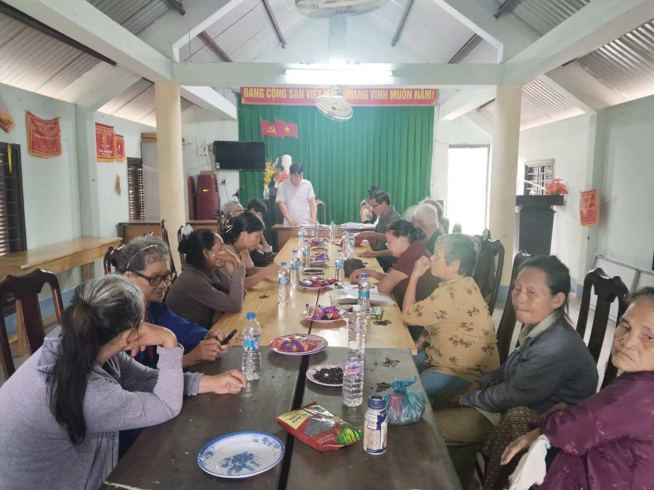 Cong tac tuyen truyen, tu van dong vai tro quan trong khi trien khai cac chuong trinh chinh sach lon. Anh: Bao Lam