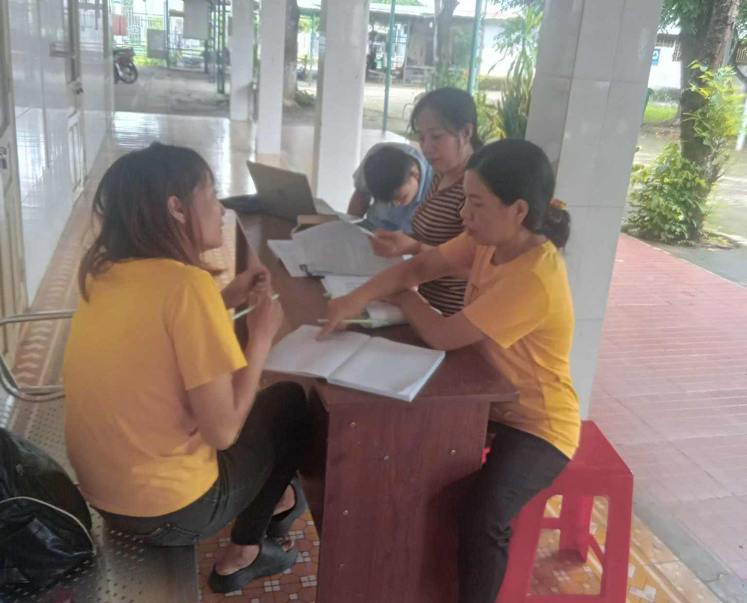 닥락성 부온돈브라 마을 주민들이 건강 관리 지원을 받고 있습니다. 사진: 바오람