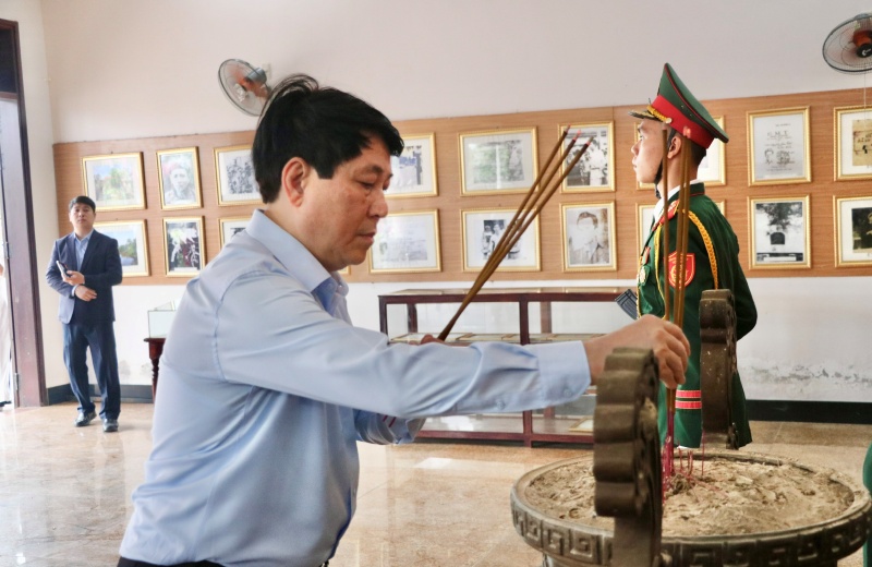 Chu tich nuoc Luong Cuong vieng huong tri an tai Nha luu niem Anh hung Liet sy Nguyen Van Troi, phuong An Thang, TP.Da Nang. Anh: Tran Thi - Nguyen Hoang