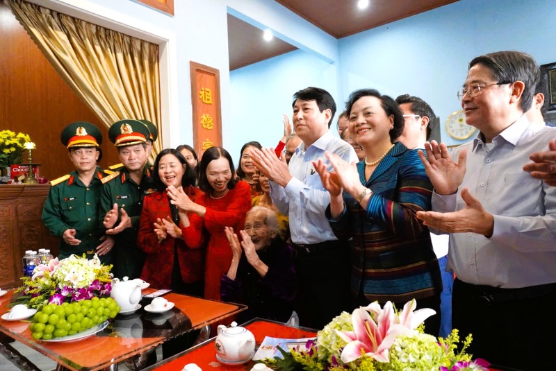 Doan cong tac Trung uong do Chu tich nuoc Luong Cuong dan doan an can tham hoi, bay to long tri an sau sac doi voi su hy sinh cua gia dinh Me VNAH Nguyen Thi Ngon. Anh: Tran Thi