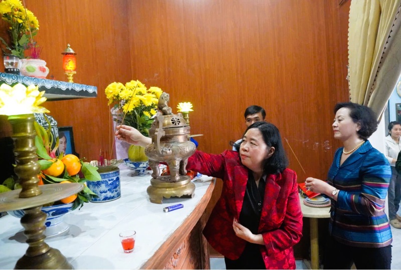 Ba Bui Thi Minh Hoai, Uy vien Bo Chinh tri, Bi thu Trung uong Dang, Bi thu Dang uy MTTQ, cac doan the Trung uong, Chu tich Uy ban Trung uong MTTQ Viet Nam vieng huong Tong doc Hoang Dieu. Anh: Tran Thi