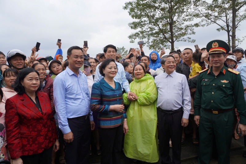 Lanh dao Trung uong trong vong tay nhan dan xa Go Noi, phuong Dien Ban, TP.Da Nang. Anh: Tran Thi