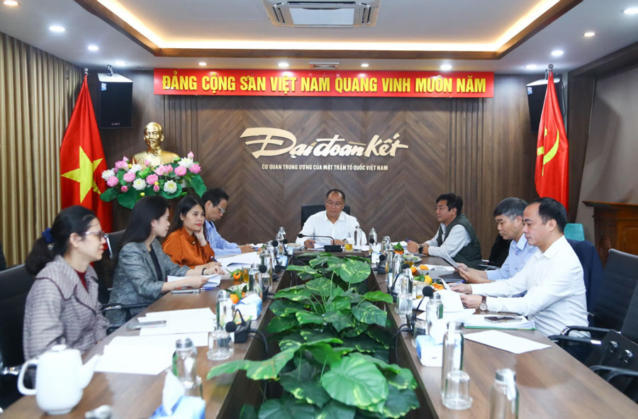 Hoi dong tham dinh Giai thuong “Vinh danh Nguoi truyen lua“. Anh: Le Khanh