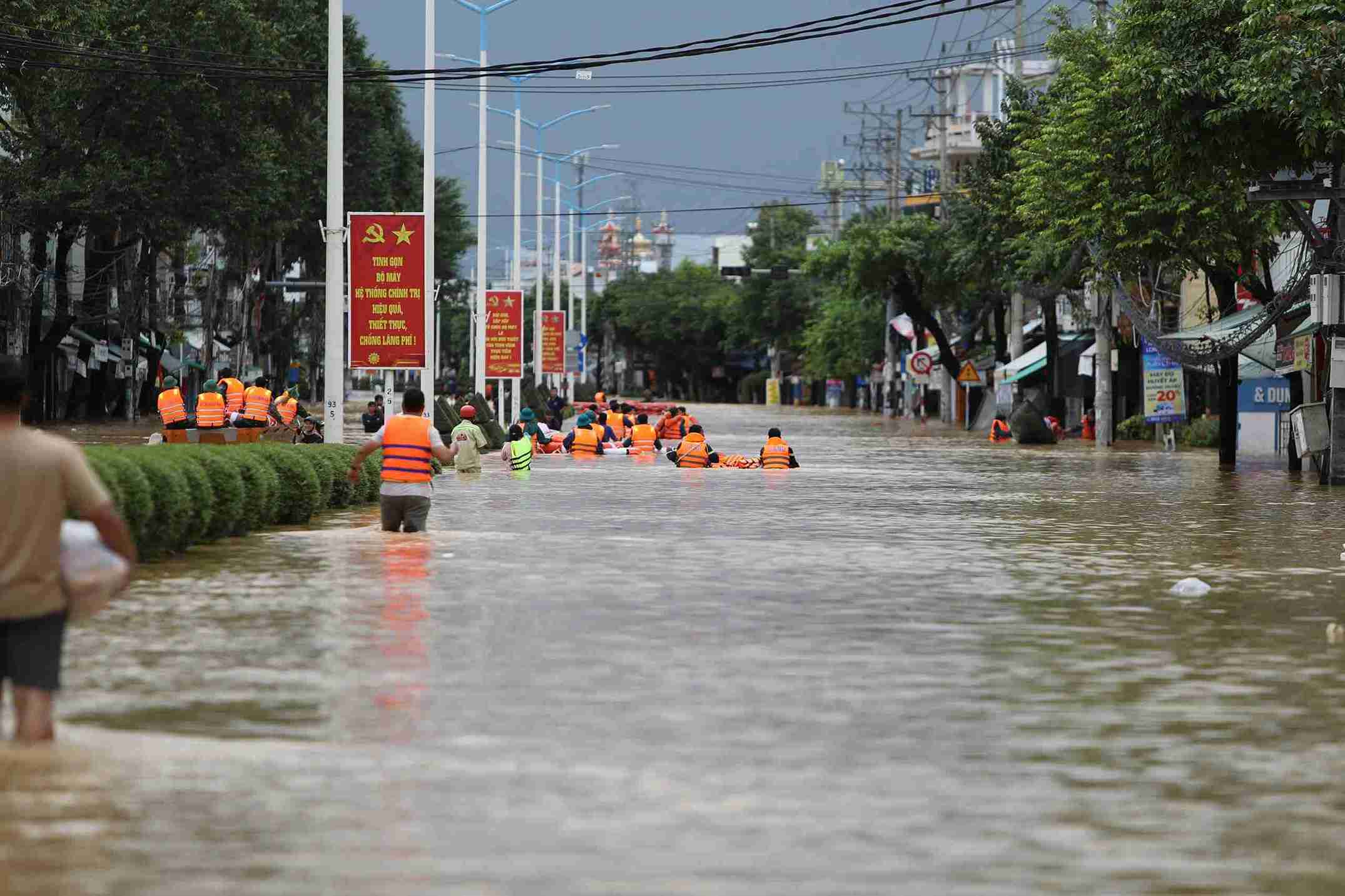 The water recedes, Khanh Hoa people are not optimistic because it is forecast to rise again tonight. Photo: Huu Long
