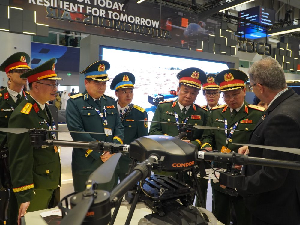 Thuong tuong Hoang Xuan Chien va doan da tham quan cac gian hang, tiep xuc voi cac doanh nghiep quoc phong tai trien lam. Anh: Kieu Trinh