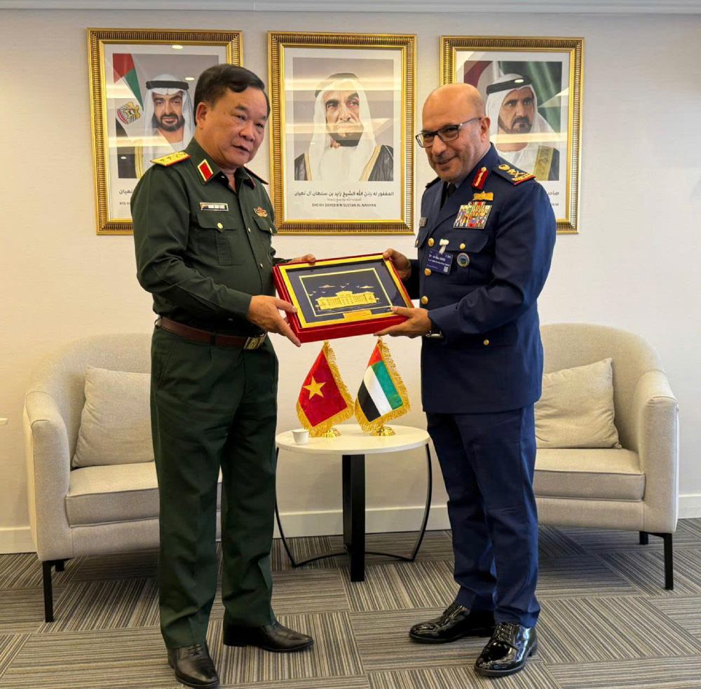  Thuong tuong Hoang Xuan Chien hoi kien Trung tuong Ibrahim Nasser Al-Alawi, Thu truong Bo Quoc phong UAE. Anh: Kieu Trinh 