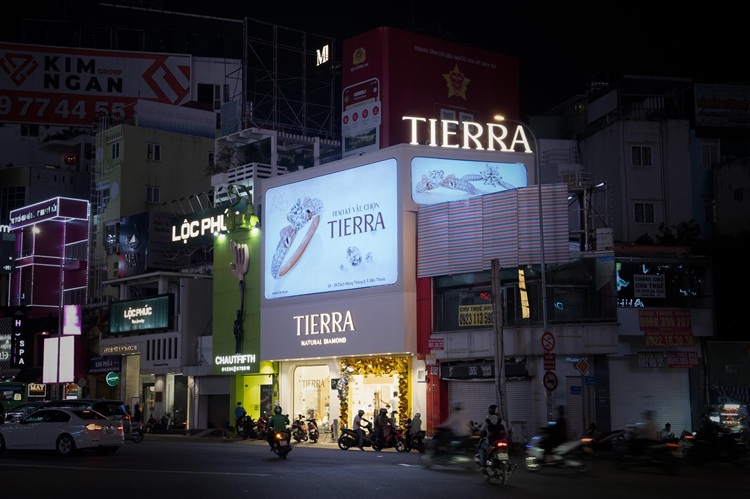 Du la ban dem hay ban ngay, cua hang Tierra Diamond van sang bung noi mat pho. Anh: Tierra Diamond