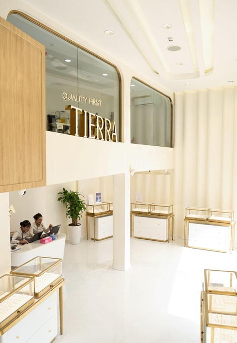 Voi cua hang moi tai Nga Sau Phu Dong, Tierra huong den nang tam trai nghiem mua sam cua khach hang sao cho xung tam voi mot thuong hieu mang tieu chuan quoc te. Anh: Tierra Diamond