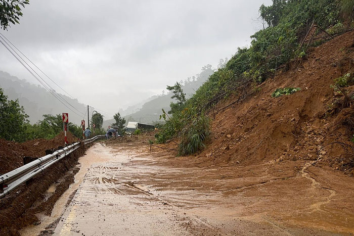 Lo Xo Pass, an important traffic route, is experiencing local landslides due to heavy rain. Photo: Thanh Tuan